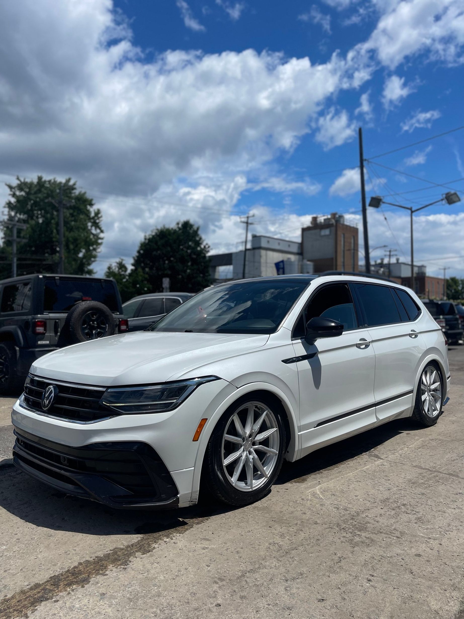 Volkswagen Tiguan 2023 - Thumbnail 1